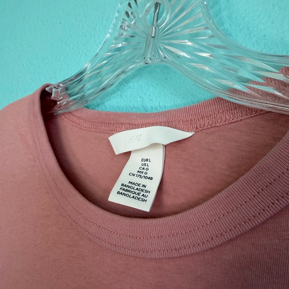 ♥️ H&M Pink Tee with L'AMOUR Print - Picture 2 of 5